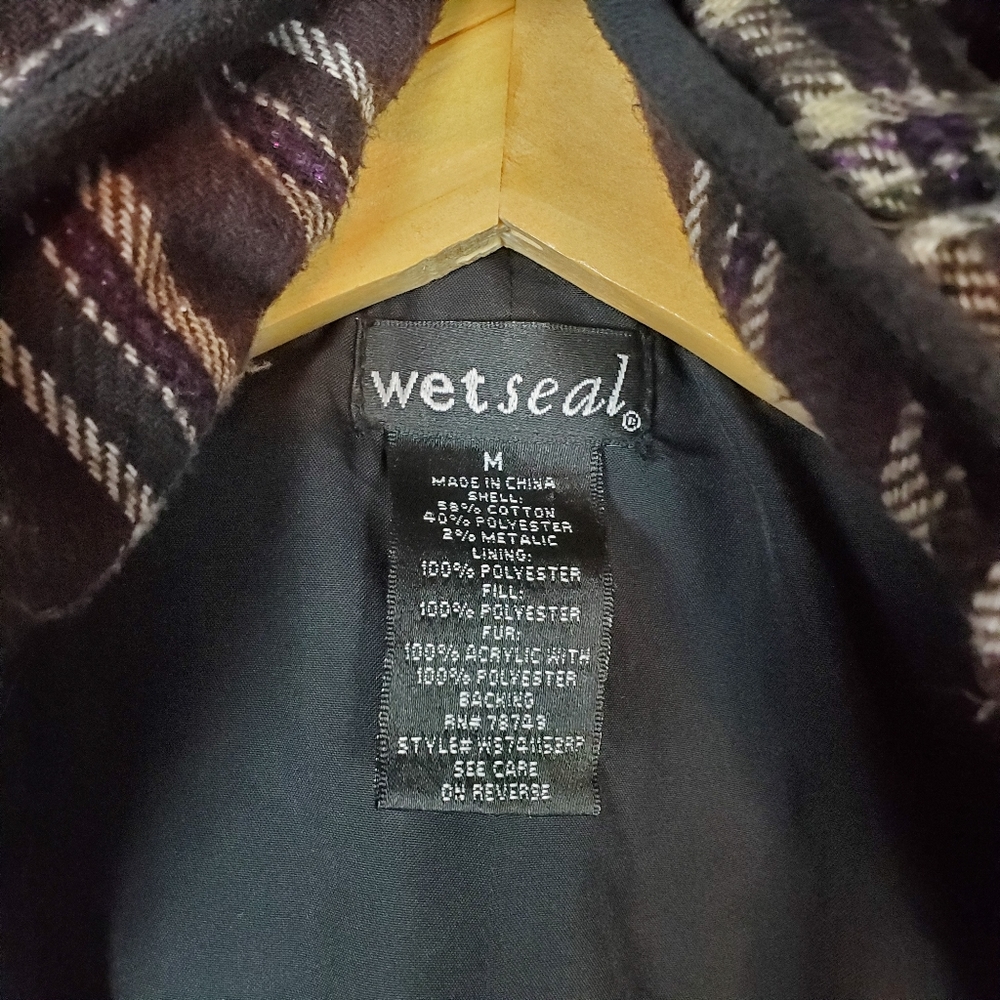 Wet Seal sleeveless vest with detachable fur hood - Picture 4 of 7